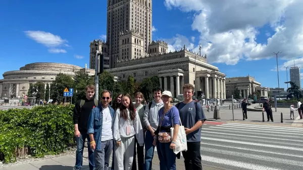 Uczniowie i opiekunowie Szkolnego Koła Misyjnego w drodze do Albanii. 