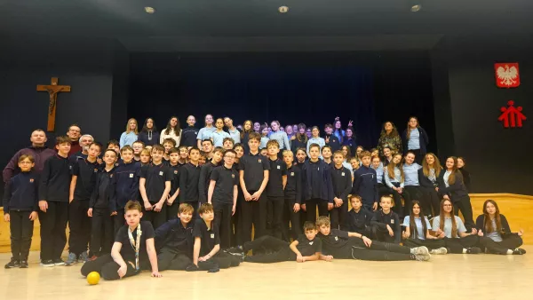 Klasy szóste w auli