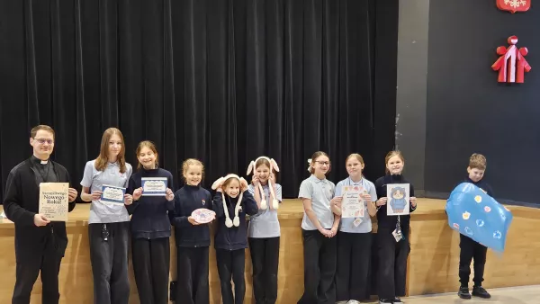 Uczniowie odbierają swoje marzenia