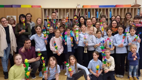 Grupowe zdjęcie dzieci i rodziców 