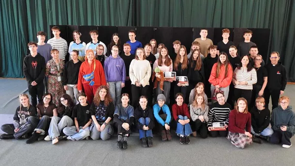 Zdjęcie grupowe uczestników Przeglądu Inicjatyw Teatralnych w Ostródzie. 