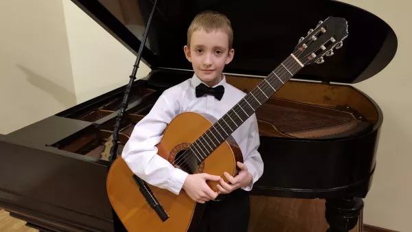 Franciszek Kopytowski z 6b z gitarą. 