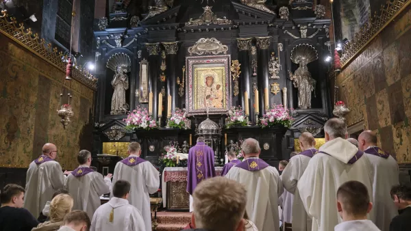 Msza św. w kaplicy cudownego wizerunku Czarnej Madonny. (fot. Amelia Szymańska)