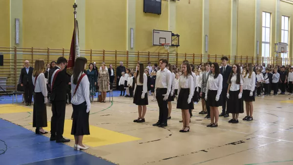 Nowy poczet sztandarowy składa ślubowanie.