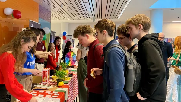 Uczniowie przy stoisku informacyjnym kierunku filologia włoska