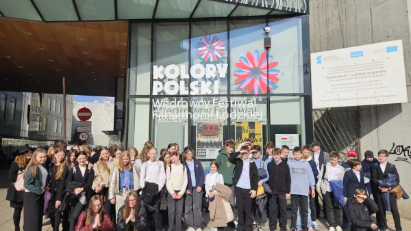 Uczniowie klas szóstych SSP przed budynkiem Filhamornii (fot. A. Manchak)