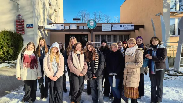 Uczennice 8a przed Zespołem Szkół Gastronomicznych w Łodzi