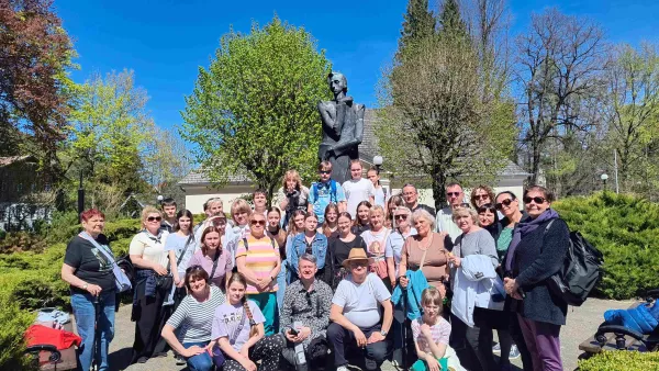 Duszniki Zdrój, zdjęcie grupowe przed Dworkiem Chopina