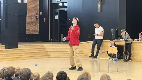 Pokaz cyrkowy uczniów z Różanegostoku