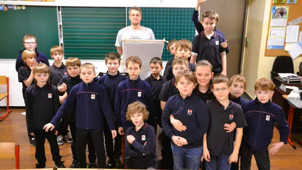 Zdjęcie grupowe klasy 3b z redaktorem Krzysztofem Zimochem