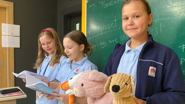 Dziewczynki z klasy 5a SSP prezentują opis swoich ulubionych maskotek. 