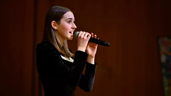 Natalia śpiewa podczas Konkursu Łódzkie Skrzydła