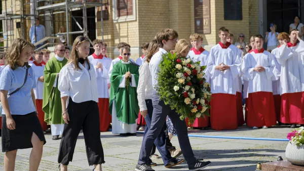 Samorząd Uczniowski składa kwiaty przed pomnikiem Jana Pawła II. (fot. Antonii Szumielewicz)