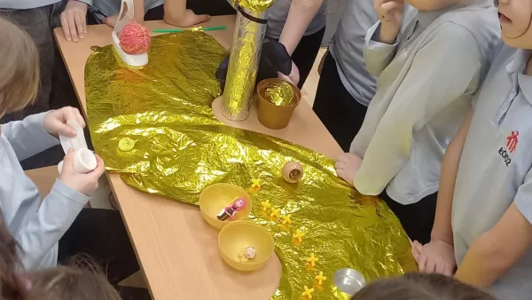 Uczennice klasy 3c prezentują swoje wynalazki