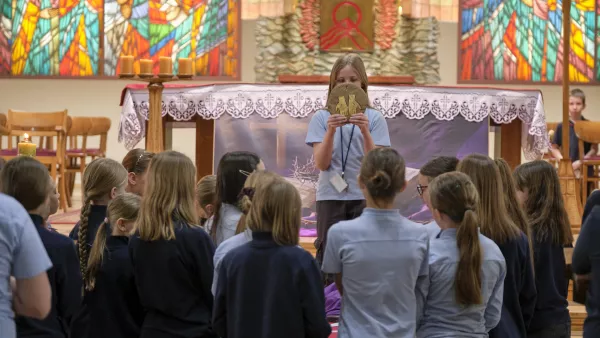 Droga krzyżowa w kościele podczas rekolekcji dla klas 4-6 SSP.