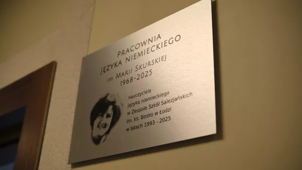Tablica pamiątkowa poświęcona pani profesor Marii Skurskiej przy pracowni językowej nr 7. (fot. Amelia Szymańska)