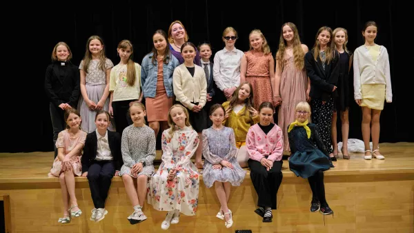 Zdjęcie grupowe aktorek teatru Beznazwy z klas 4 z prowadzącą Zuzanną Kluszczyńską. 