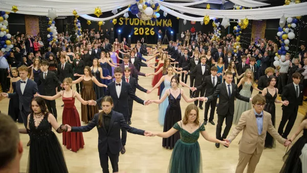 Maturzyści tańczą poloneza.