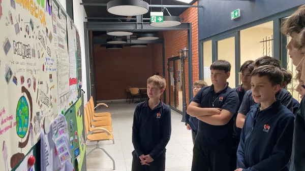 Uczniowie prezentują przygotowane plakaty o nauce języka angielskiego