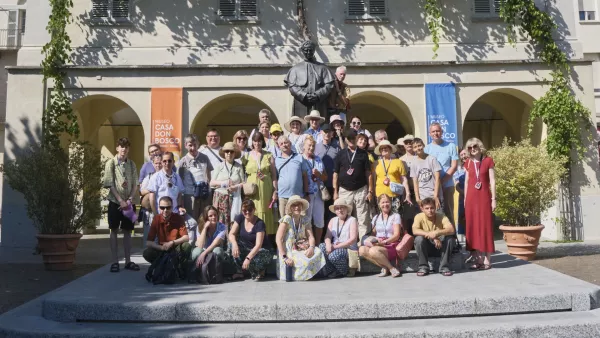 Uczestnicy pielgrzymki wokół statuy Ks. Bosko na Valdocco.
