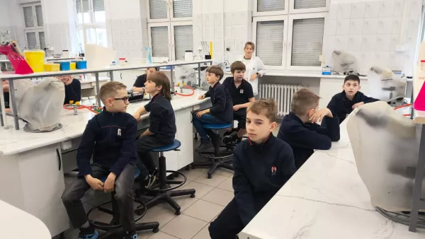 Uczniowie klasy 3b w czasie udziału w warsztatach „Jogurt ekologiczny – zdrowy domowy nabiał” na Politechnice Łódzkiej. 