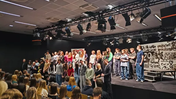 Zdjęcie z ukłonów po spektaklu "Sekret" w sali Expo. 