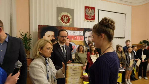 Zofia odbiera wyróżnienie. (fot. podlasie24.pl)