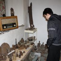 Igor przygląda się eksponatom zgromadzonym w schronie