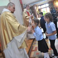 Święto Patrona szkoły 2020: ucałowanie relikwii św. Jana Bosko (fot. Piotr Drzewiecki).