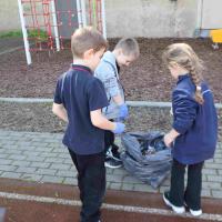 Sprzątanie boiska szkolnego 