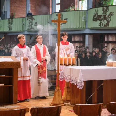 Okadzenie ołtarza i krzyża na rozpoczęcie nabożeństwa.