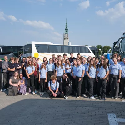 Klasy drugie liceum z wychowawcami na tle wieży jasnogórskiego sanktuarium.