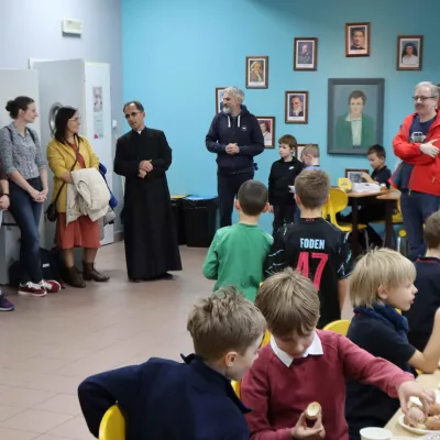 Powitanie rodziców i dzieci przez Księdza Dyrektora Roberta Bednarskiego. 