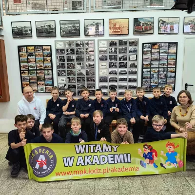 Uczniowie klasy 4b w Muzeum Komunikacji Miejskiej w Łodzi, zdjęcie grupowe