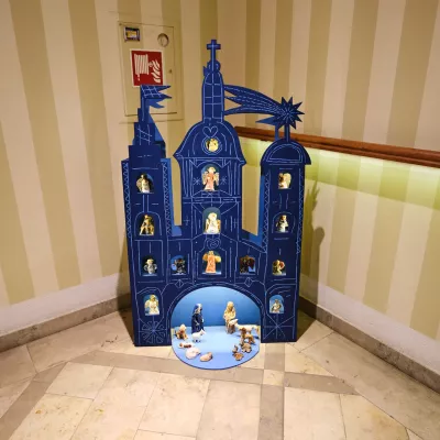 Szopka na szkolnym korytarzu.