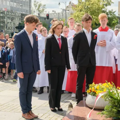 Złożenie kwiatów pod pomnikiem św. Jana Pawła II. (fot. Amelia Szymańska)