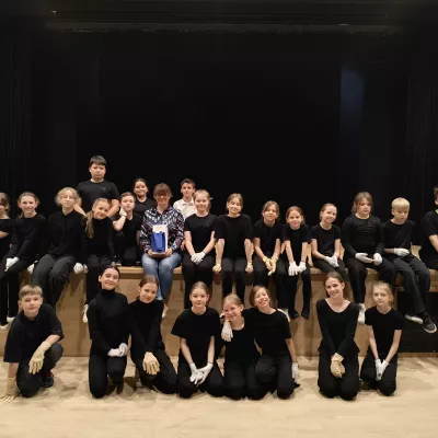 Grupa teatralna klas 4 i 5 z prowadzącą Sylwią Gajewską. 