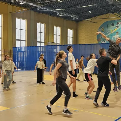 Uczniowie z rodzicami grają w koszykówkę