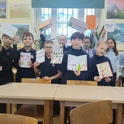 Uczniowie z kartkami świątecznymi