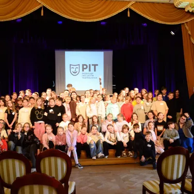 Zdjęcie grupowe uczestników Przeglądu Inicjatyw Teatralnych PIT Junior 2025 w Żyrardowie. 