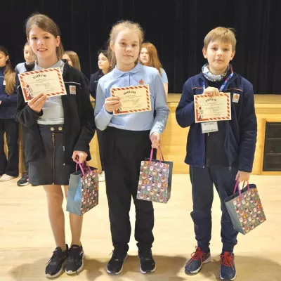 Uczniowie z nagrodami 