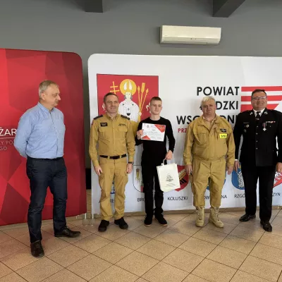 Konstanty Zwierzak odbiera dyplom Ogólnopolskiego Turnieju Wiedzy Pożarniczej w Andrespolu. 