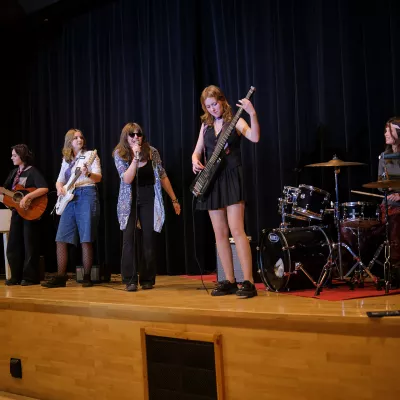 Pięcioosobowy zespół dziewczyn wykonuje "The passenger" Iggy Poppa.