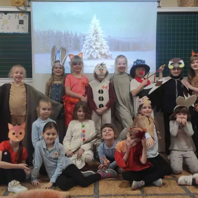 Klasa 1a SSP podczas prezentacji inscenizacji "Kręć się koło", poszczególne dzieci ubrane są w kostiumy postaci wiewiórki, wróbelka, zajączka i bałwanka