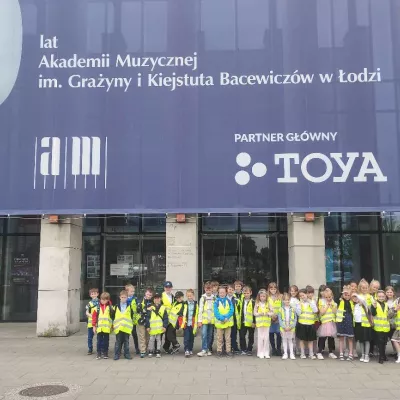 Uczniowie klas 1a i 1b SSP przed budynkiem sali koncertowej Akademii Muzycznej w Łodzi 