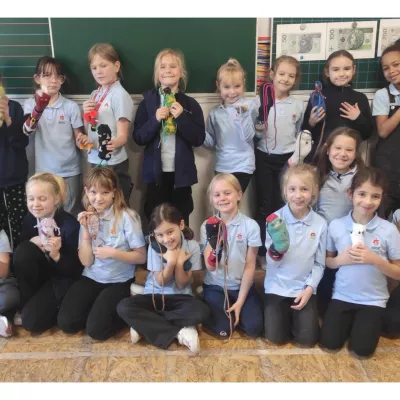 Dziewczęta z klasy 2a SSP prezentują uszyte przez siebie skarpeciaki 