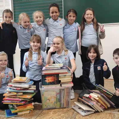 Uczniowie klas 2a i 2b SSP biorący udział w akcji charytatywnej "Podaruj książkę"