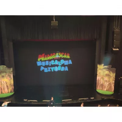 Scena Teatru Muzycznego podczas spektaklu "Madagaskar Musicalowa Przygoda"