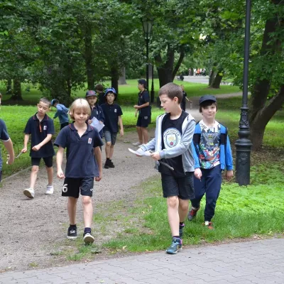 Uczniowie klasy 2B i 2D podczas gry terenowej