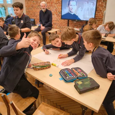 Uczniowie szkoły podstawowej pracują nad plakatem o Ks. Bosko, podczas lekcji prowadzonej przez liceum. (fot. Amelia Szymańska)